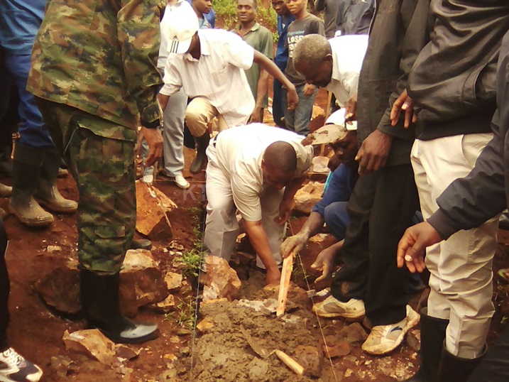 Goverineri Bosenibamwe ashyira ibuye ry'ifatizo Ku kibanza cy'umuturage bari kubakira.