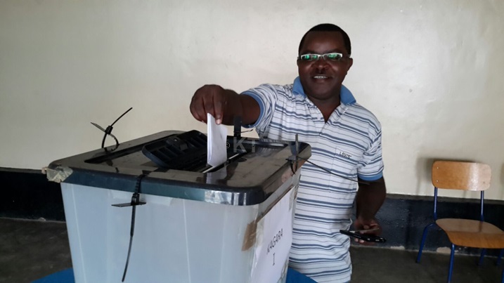 Vincent Munyeshaka, Umunyamabanga uhoraho muri Minisiteri y'Ubutegetsi bw'igihugu, nawe ari mu batoye mbere.