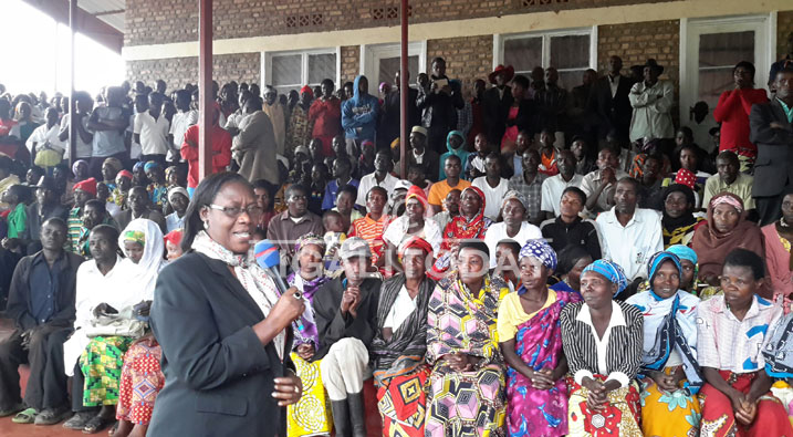 Dr Mukabaramba aganira n'abaturage b'i Rutunga