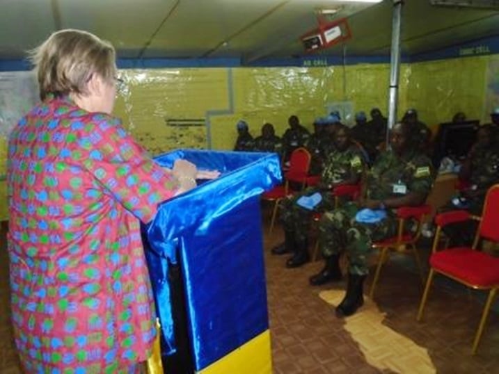 Ellen Margret Loej yafashe akanya ko kuganira n'ingabo z'u Rwanda ziri mu butumwa muri Sudani y'Epfo.