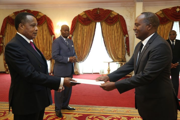Amabasaderi Jean Baptiste Habyalimana ashyikiriza Perezida Denis Sassou Nguesso(ibumoso) impapuro zimwemerera guhagarira u Rwanda muri Congo Brazzaville