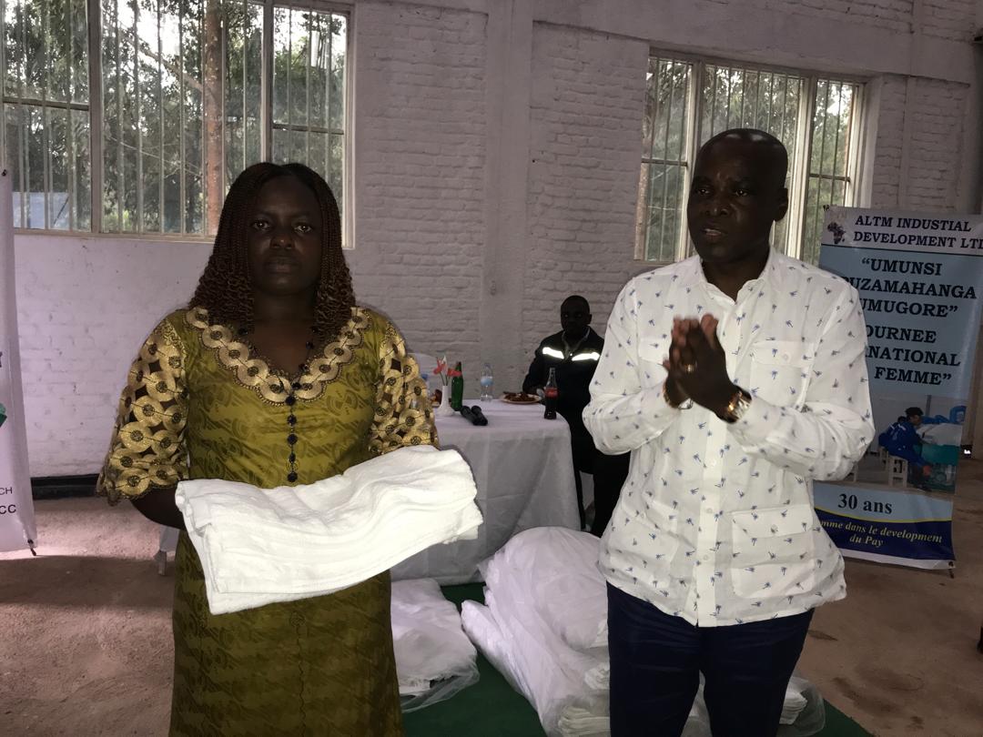 Alain Tshenke Ku munsi w'abagore yabageneye impano z'imyenda y'isuku n'ubundi ikorerwa mu ruganda rwe