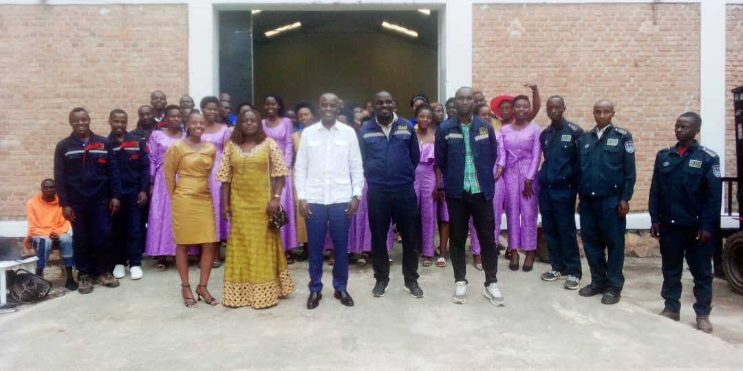 Alain Tshenke n'abakozi be bishimanye ku munsi mpuzamahanga w'umugore