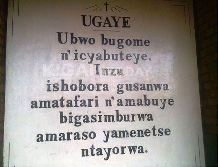Amwe mu magambo yanditse ku nkuta za Cathedrale ya Nyundo ahacumbikiwe imibiri yabiciwe kuri iyo cathedrale mu gihe cya Jenoside.