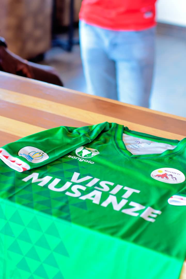 Amagambo Visit Musanze cyangwa Sura Musanze agaragara mu gatuza ku myambaro yose Musanze FC izakoresha mu mwaka w'imikino wa 2024-2025 