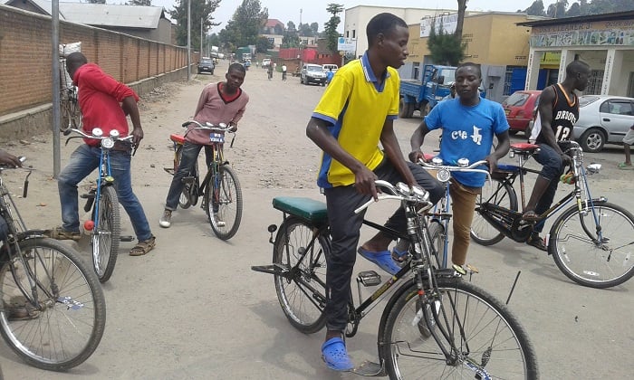 Aba basore bakora akazi ko gutwara abantu ku magare bavuga ko bumva bifitemo impano zo gusiganwa ku magare ariko bakabura amikoro