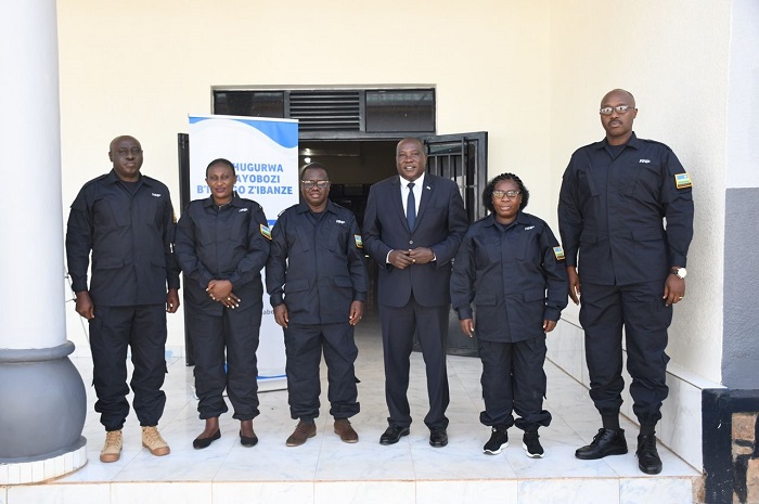 Abayobozi b'Intara n'Umujyi wa Kigali hamwe na Minisitiri Gatabazi mu mpuzankano ya Polisi y'Igihugu aho bari mu mahugurwa i Gishari mu Karere ka Rwamagana