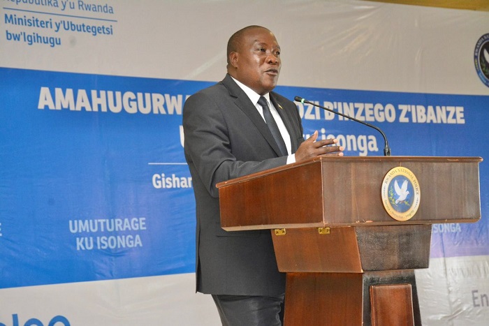 Minisitiri Gatabazi avuga ko Abayobozi b'inzego baherutse gutorwa bose bazahabwa amahugurwa yo kubamenyereza imirimo binjiyemo