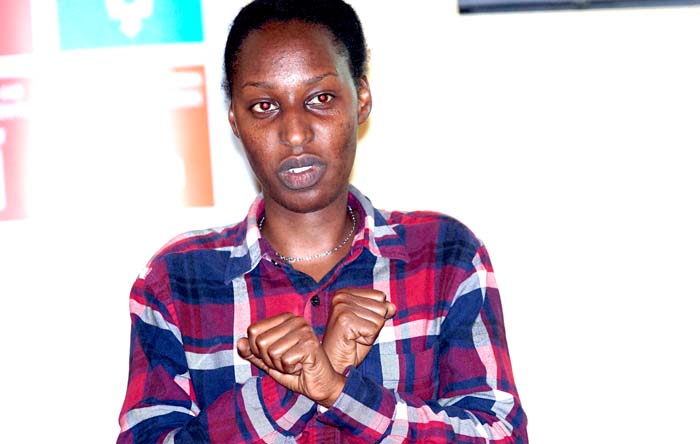 Muri aya mahugurwa harimo uburyo bwo gusemurira abantu bafite ubumuga bwo kutumva no kutavuga