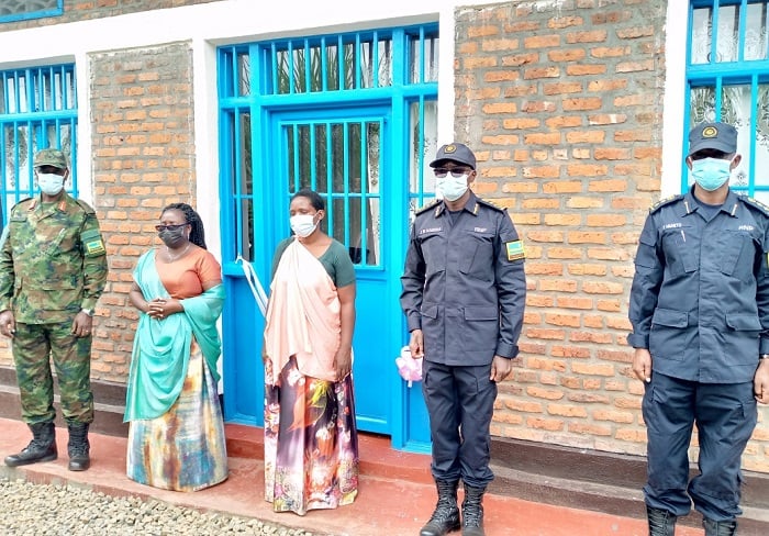 Abayobozi batandukanye barimo CP John Bosco Kabera(hagati) wari unahagarariye ubuyobozi bwa Polisi muri iki gikorwa, ari kumwe n'Umuyobozi w'Ingabo na Polisi mu Ntara y'Amajyaruguru na Guverineri (wa kabiri ibumoso) ndetse n'uwahawe inzu