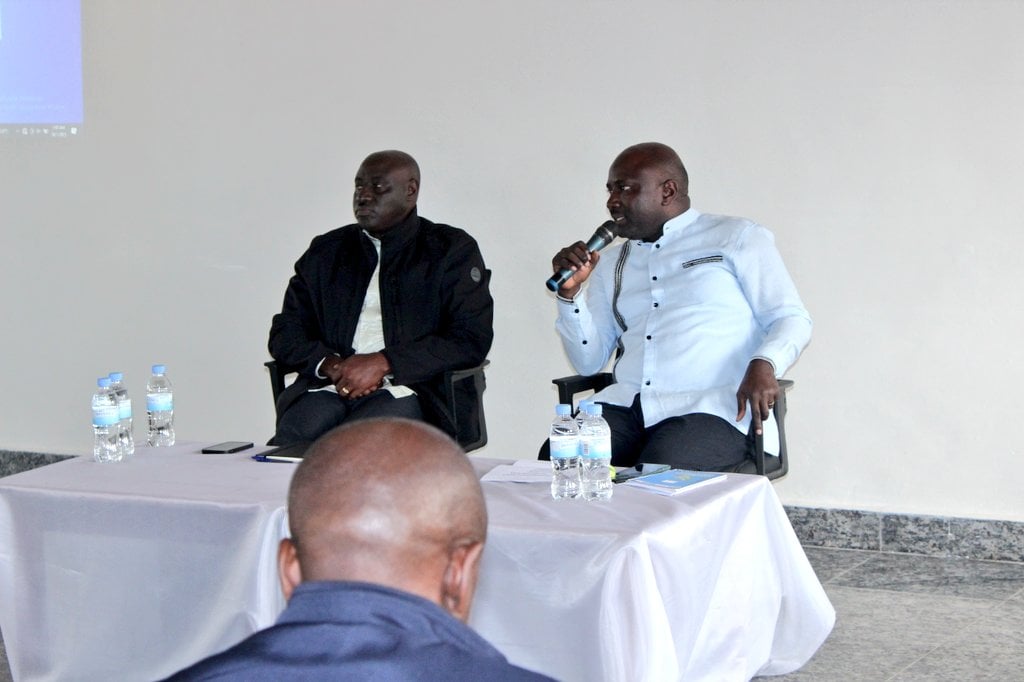 Guverineri w'Intara y'Iburasirazuba Emmanuel K. Gasana (wambaye ikote ry'umukara) na Guverineri w'Intara y'Amajyaruguru, Mugabowagahunde Maurice
