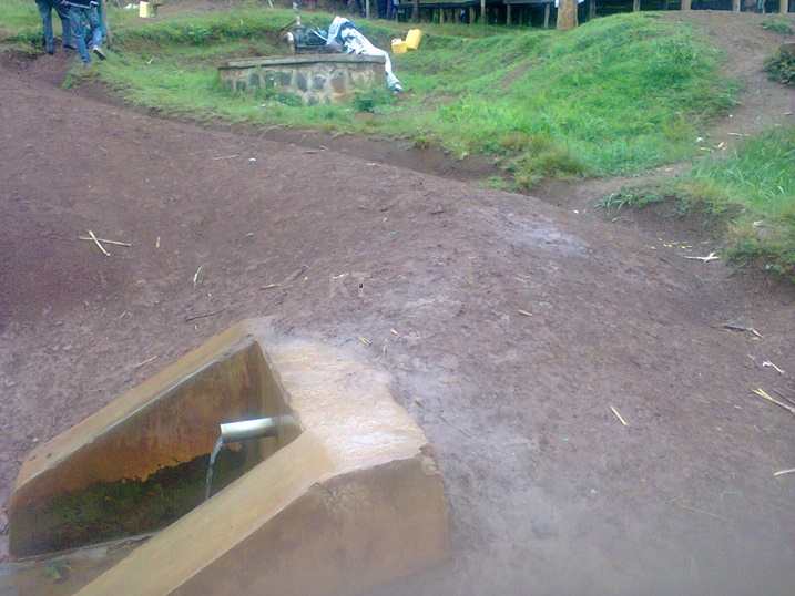 Amavomo y'abaturage ba afite amazi make cyane. bavuga ko andi aba yayobowe mu nganda za kawa.