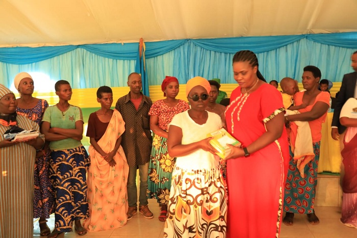 Bamwe mu babyeyi batishoboye bahawe ibikoresho by'ishuri by'abana babo