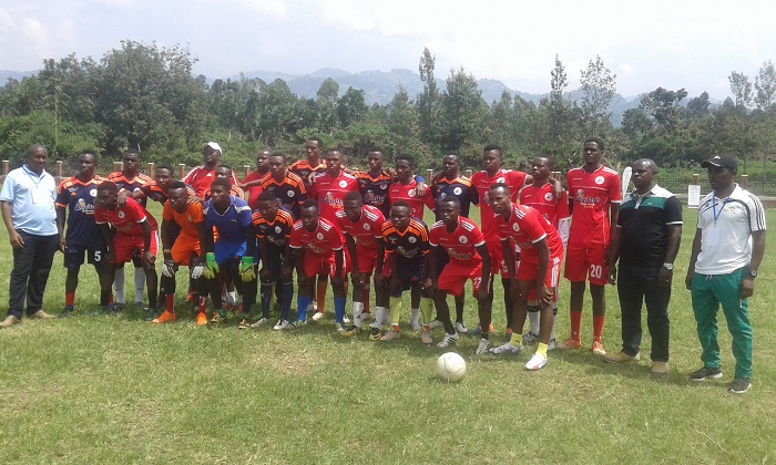 Amakipe yombi yabanzaga kwifotoreza hamwe mbere yo guhura batoranya abafite impano