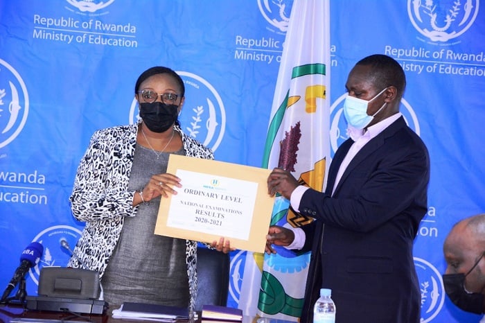 Minisitiri w'Uburezi, Dr Valentine Uwamariya hamwe n'Umuyobozi Mukuru wa NESA, Dr Bernard Bahati mu gutangaza ayo manota 