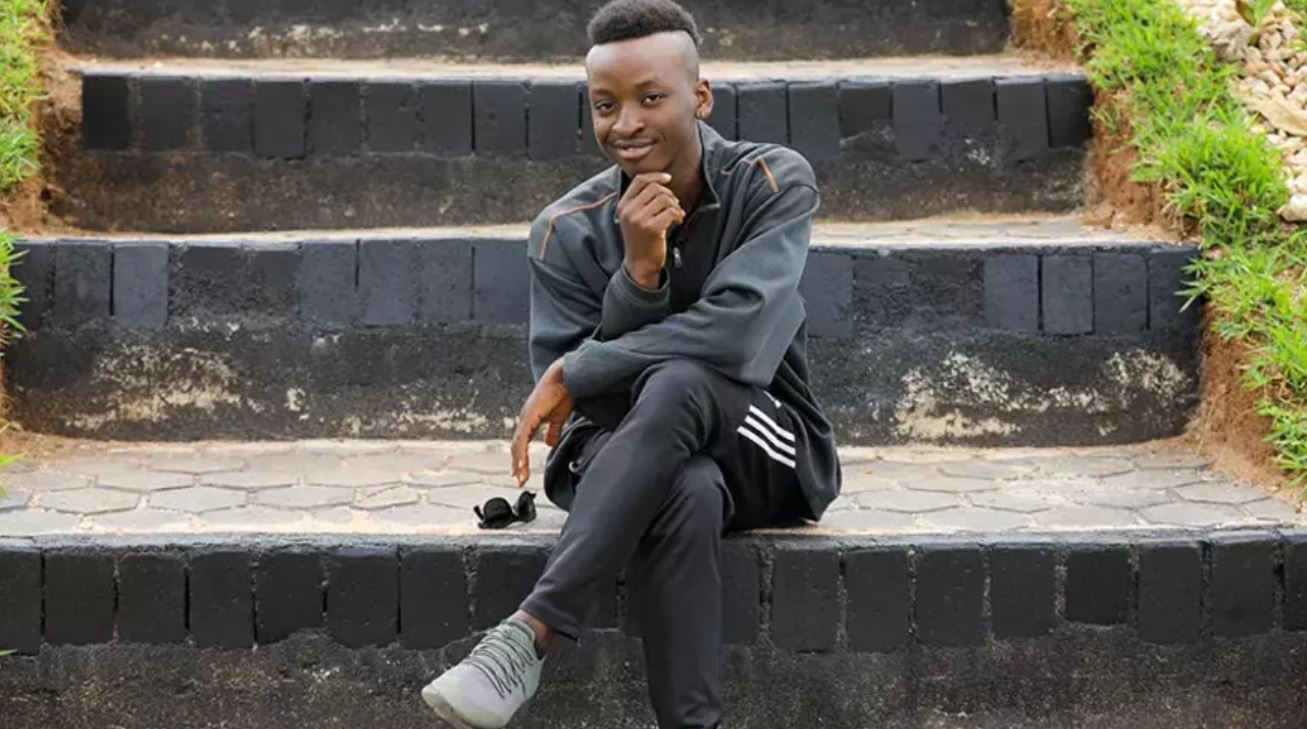 Awoke Ogbo yicaye ku mbuga yubakishijwe amatafari n