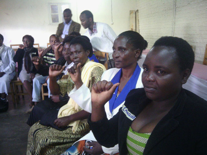 Abatanga serivisi bari kwigishwa ururimi rw'amarenga ngo bajye babasha gutanga serivisi nziza kubafite ubumuga bwo kutumva no kutavuga.