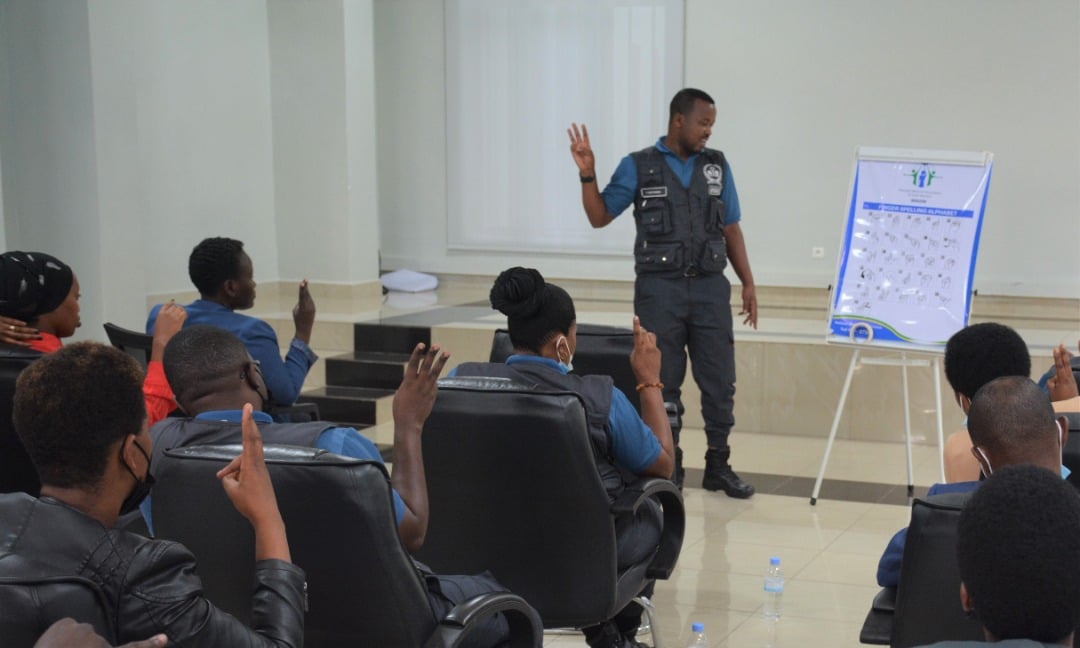 Abagenzacyaha na bo muri iyi minsi bahabwa amahugurwa y'ibanze ku rurimi rw'amarenga kugira ngo babashe gufasha ababagana bafite ubumuga bwo kutumva no kutavuga