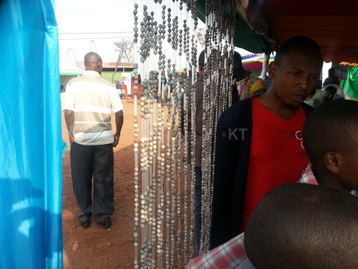 Amasaro bakoramo imitako ngo barayafite ariko isoko rikomeje kubura kubera gukorera mu byaro.