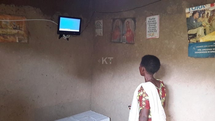 Uyu mubyeyi arimo gucana televiziyo abonye bwa mbere. Ngo nta rungu bazongera kugira