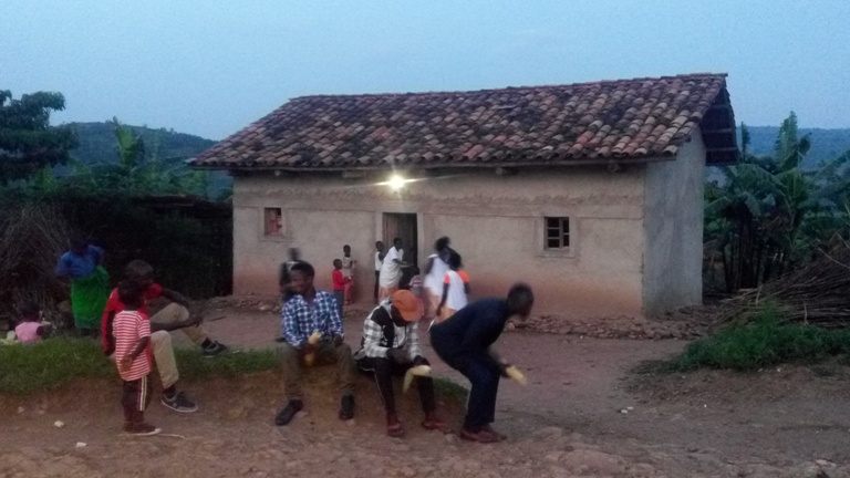 Mu Mudugudu w'Agatare, amashanyarazi y'imirasire y'izuba bahawe na Polisi yatumye amafaranga ya peterori basigaye bayazigama bakayikenuza mu bindi