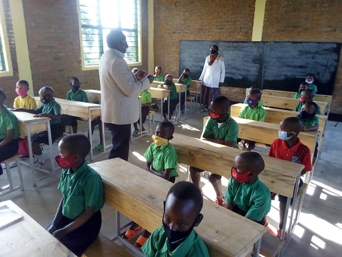 Ubwiyongere bw'ibyumba by'amashuri bworohereje abana kuzajya biga bicaye ku ntebe imwe ari babiri