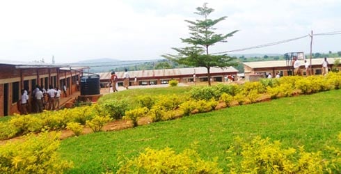Abanyeshuri basabwe gusubira aho bigaga mbere ntibabyishimiye.