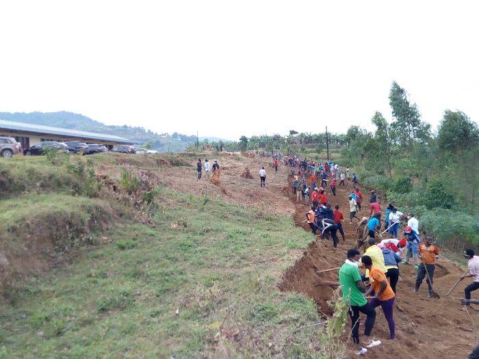 Kwimura umuhanda wanyuraga mu kigo ni byo byadindije kubaka amashuri