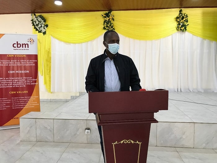 Dr. Ngarambe avuga ko ibikoresho bahawe bizatuma bongera serivisi kandi bigafasha abiga kuvura amaso