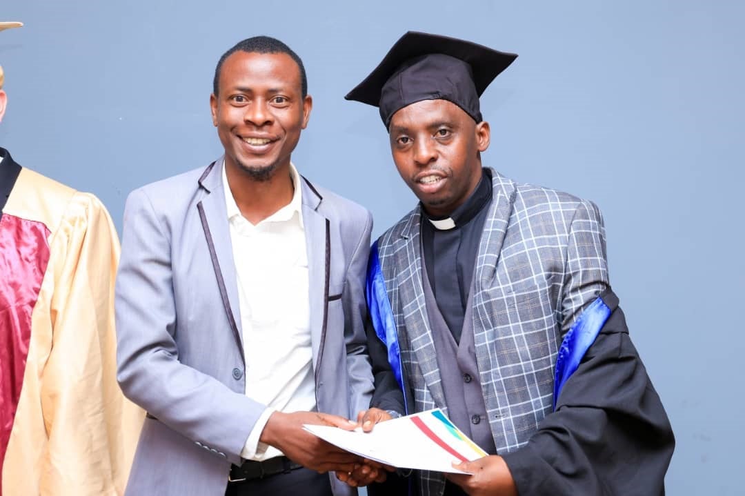 Muhikirwa Aaron atanga seritifika kuri umwe mu bakurikiranye amasomo ya TLT, Pasiteri Rugereka Vincent