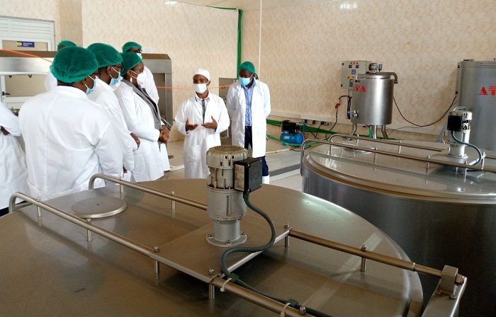 Minisitiri Habyarima asobanurirwa imikorere y'Uruganda Burera Dairy rutunganya ibikomoka ku mata