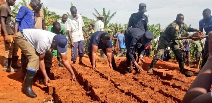Babumbye amatafari yo kubakira umukecuru utishoboye