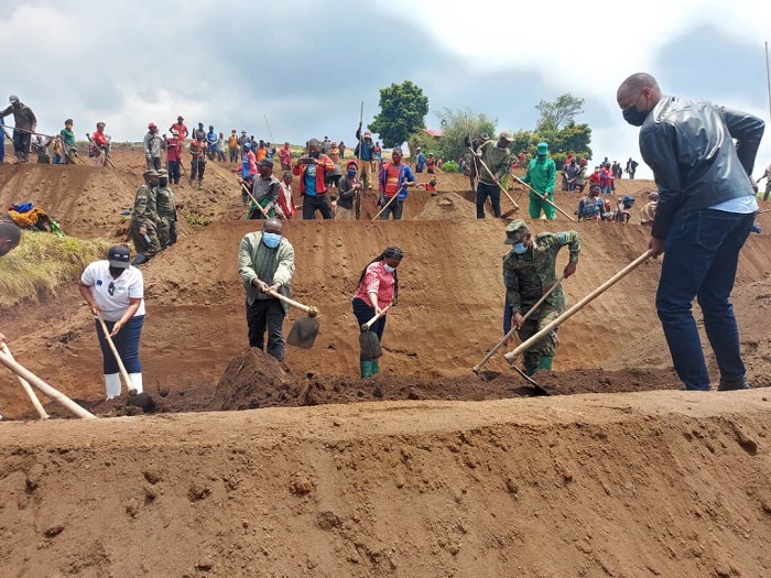 Minisitiri Gatabazi yifatanyije n'abaturage mu gukora amaterasi, asaba abahabwamo akazi kwifashisha amafaranga bakuramo nk'igishoro