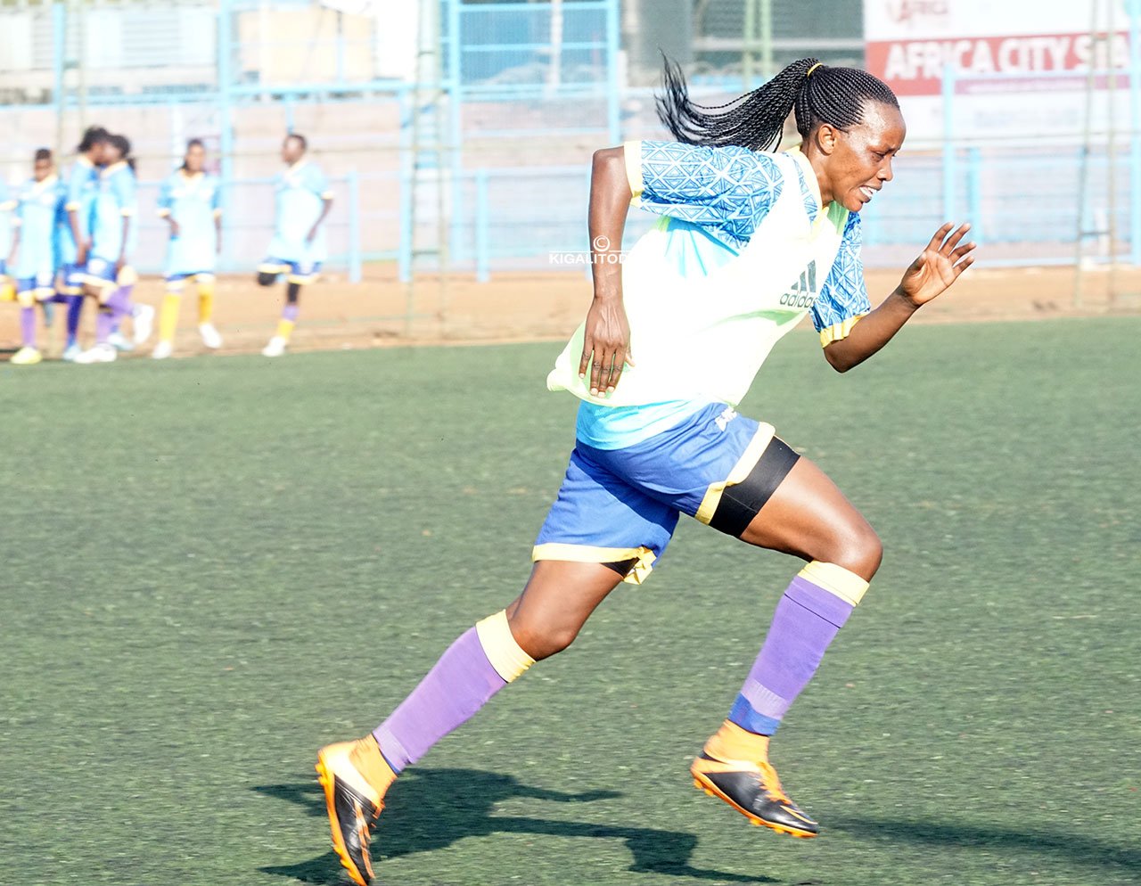 Umulisa Edith usanzwe ukinira Scandinavia Wfc, ni umwe muri ba myugariro bahagaze neza