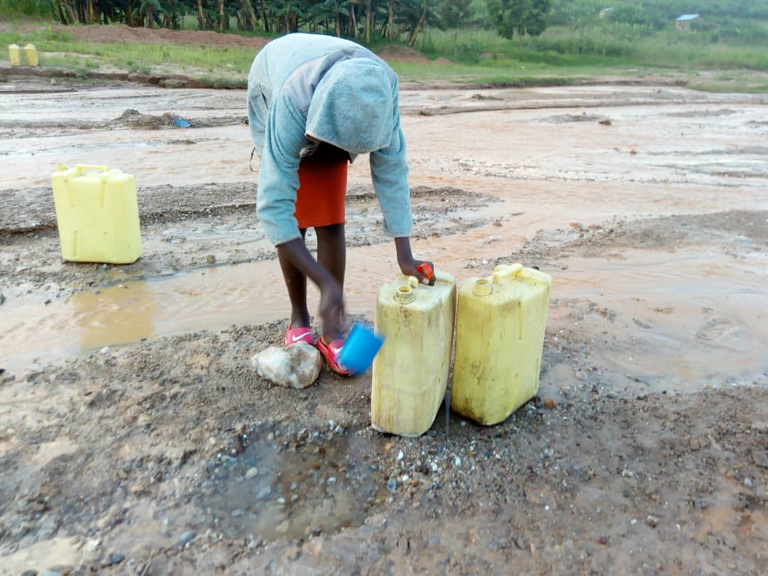 Bavoma amazi mabi yo mu migezi itemba akabateza indwara zituruka ku mwanda