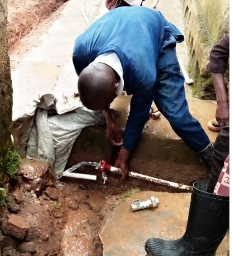 Babashyiriye amazi mu ngo mu rwego rwo kubaremera