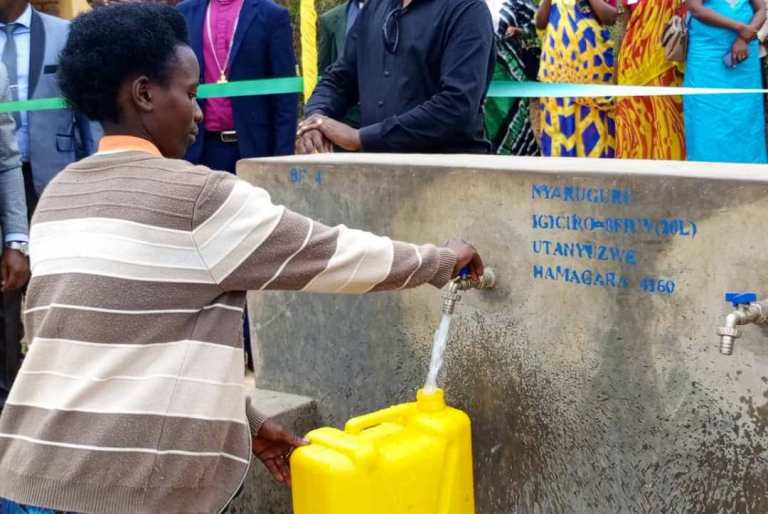 Abatuye mu Rukore bavuga ko kwibohora byabagejeje kuri byinshi harimo kwegerezwa amazi meza, ariko ngo uwabatunganiriza n'umuhanda
