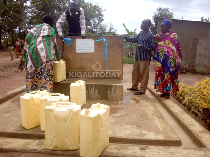 Abaturage bo muri Gatsibo bishimira ko begerejwe amazi meza bakaba baruhutse kuvoma ibiziba 