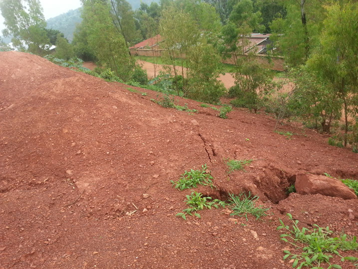 Amazi amanutse ahita aruhukira mu muhanda agakomeza mu rugo rwa Hategekimana.