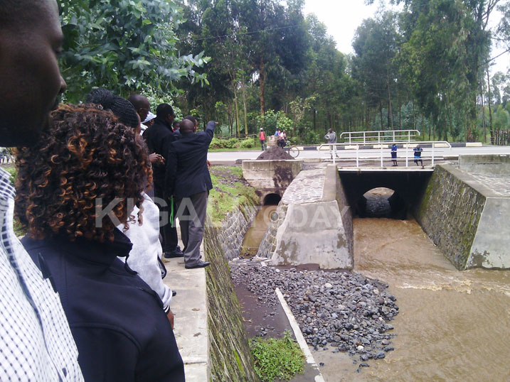 Amazi ava mu Birunga araza akabura inzira ngari akuzura mu muhanda.