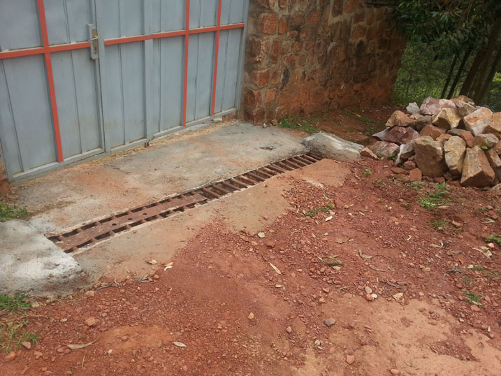 Amazi ava mu muhanda aboneza ajya mu rugo kwa Hategekima.