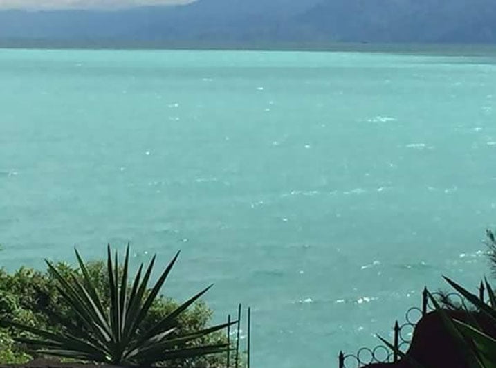 Amazi y'Ikivu yataye ibara ryayo ry'ubururu ahinduka icyatsi kibisi.