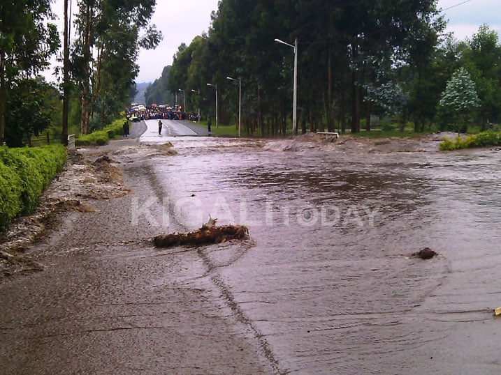 Amazi ava mu Birunga yateje umwuzure mu Mujyi wa Musanze. Imihanda yibasiwe ndetse n