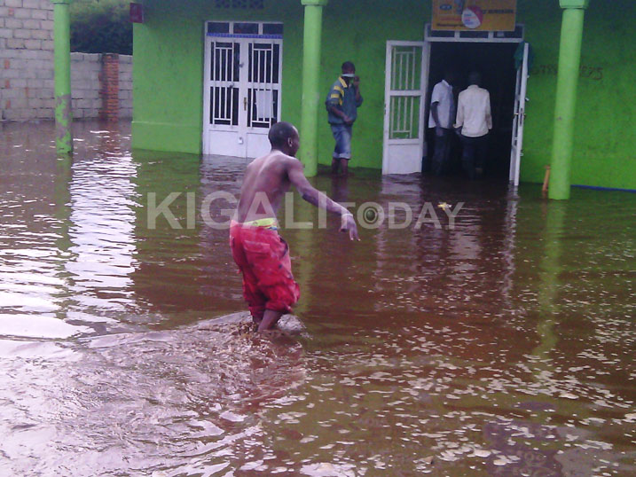 Uku ni ko byari bimeze i Musanze! Bagiye kubona babona amazu yuzuye amazi ntibagira nta kimwe barokora mu bicuruzwa.
