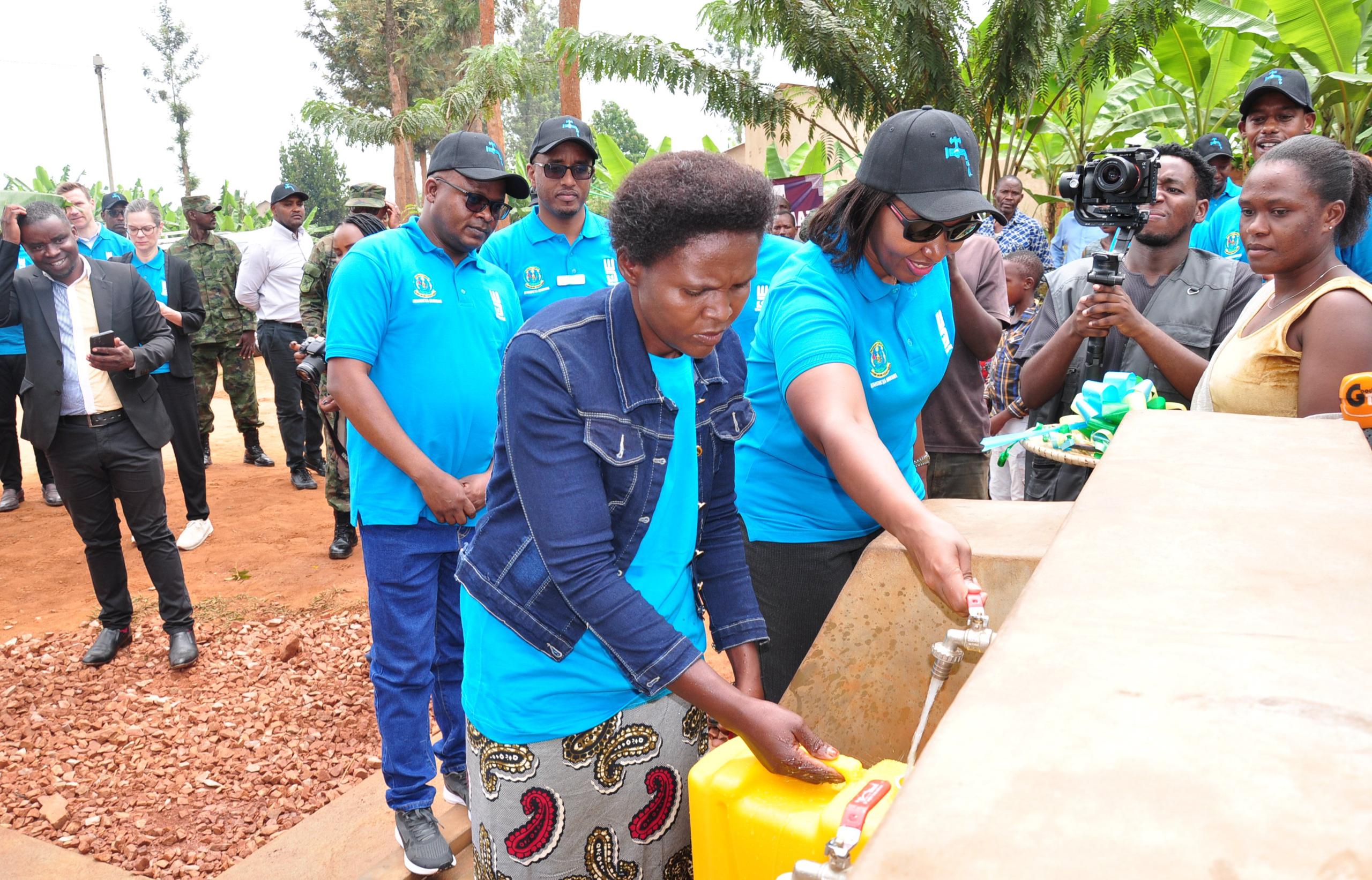 Abatuye mu Mirenge ya Mwogo na Juru bishimira ko ubu bafite amazi meza nyuma y'imyaka myinshi bavoma ibishanga