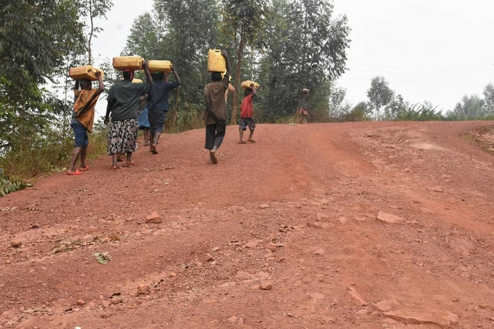 Bakora ingendo ndende kugira ngo babone amazi