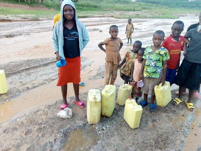 Abana baba bateye umurongo badaha mu mugezi utemba