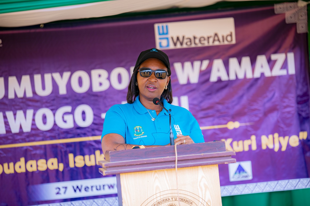 Umuyobozi wa Water Aid Rwanda, Vestine Mukeshimana, yijeje abaturage ba Bugesera ko bose bazagezwaho amazi meza
