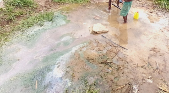 Hari abavoma aya mazi yanduye kubera kubura uko bagira