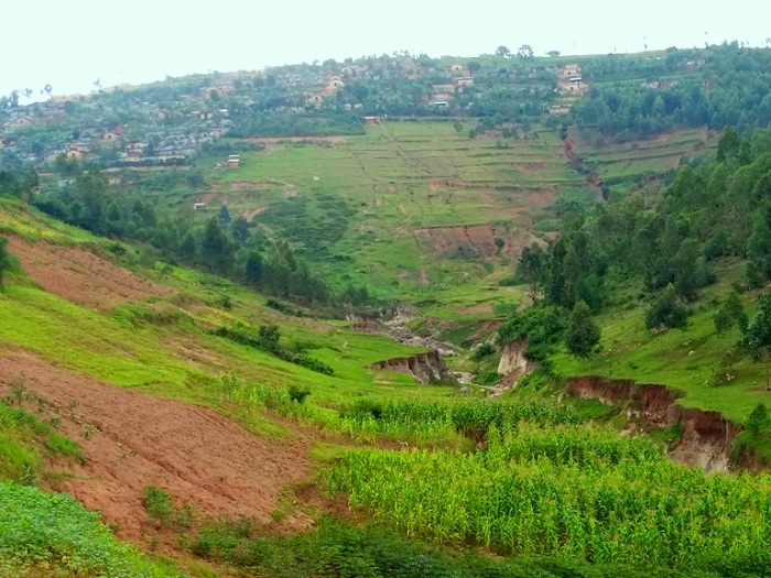 Amazi amanuka mu nkambi iyo imvura irimo kugwa, ajya mu kabande akanduza ayo abaturage bapfaga kuvoma